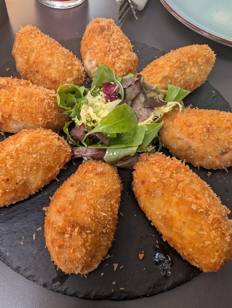 Croquetas caseras variadas acompañadas de una ensalada verde
